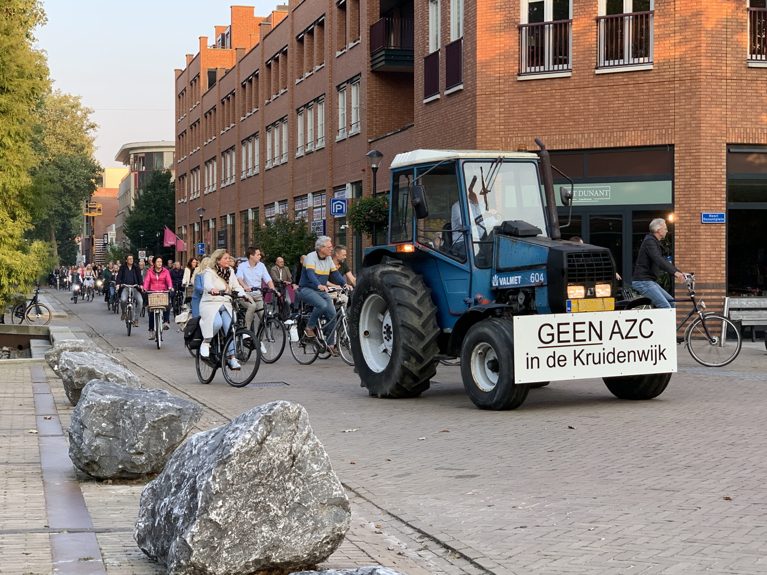 Kruidenwijk op de fiets tegen AZC