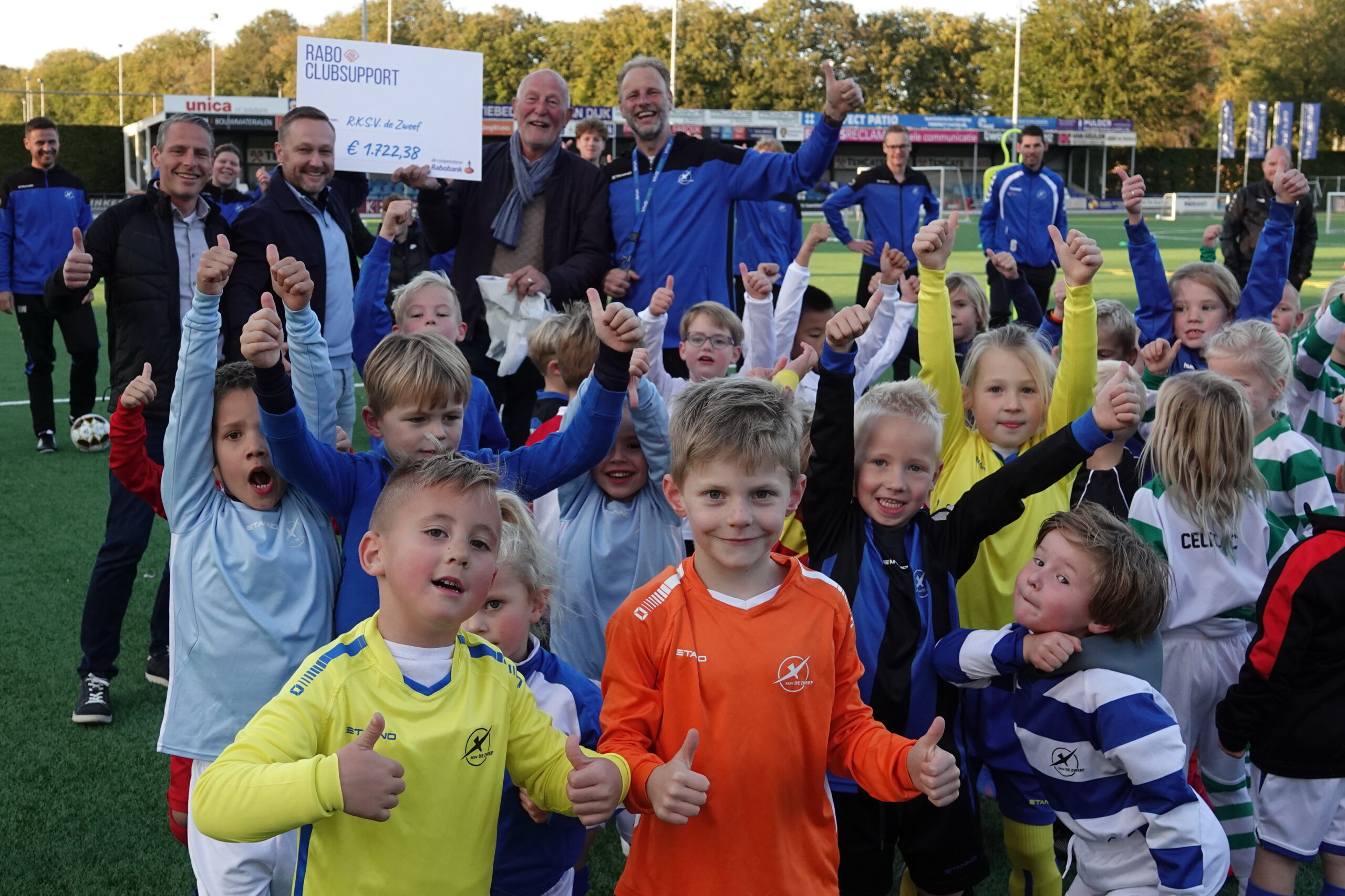 De Zweef krijgt geld en geeft -met zeven andere clubs- geld