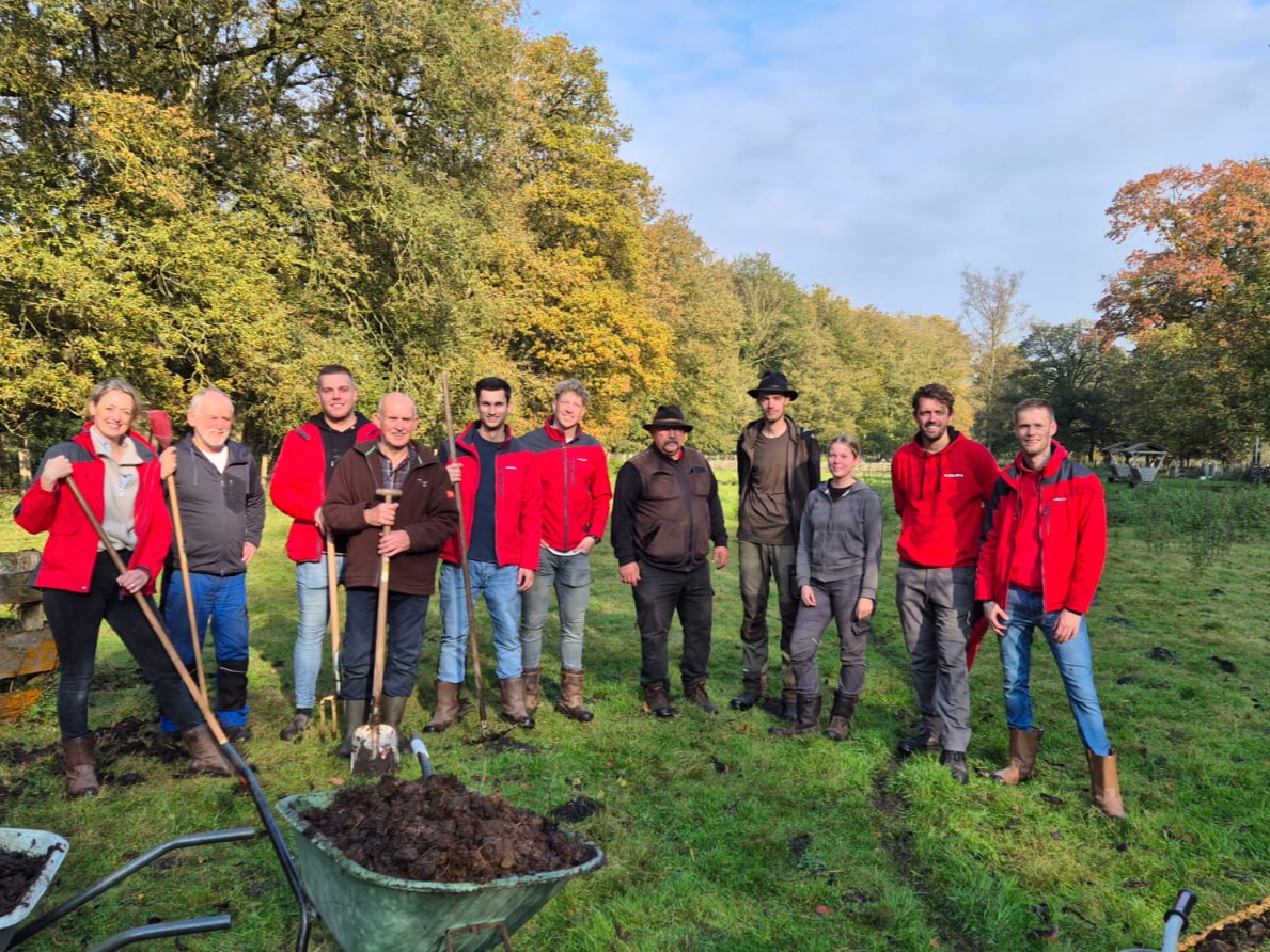 “Mestkruiers” helpen Stichting Schaapskudde