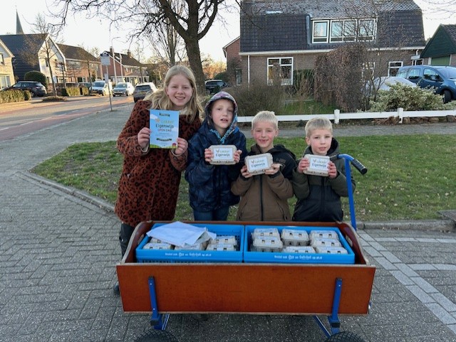 Kinderen familie Runneboom delen eieren uit voor open dag