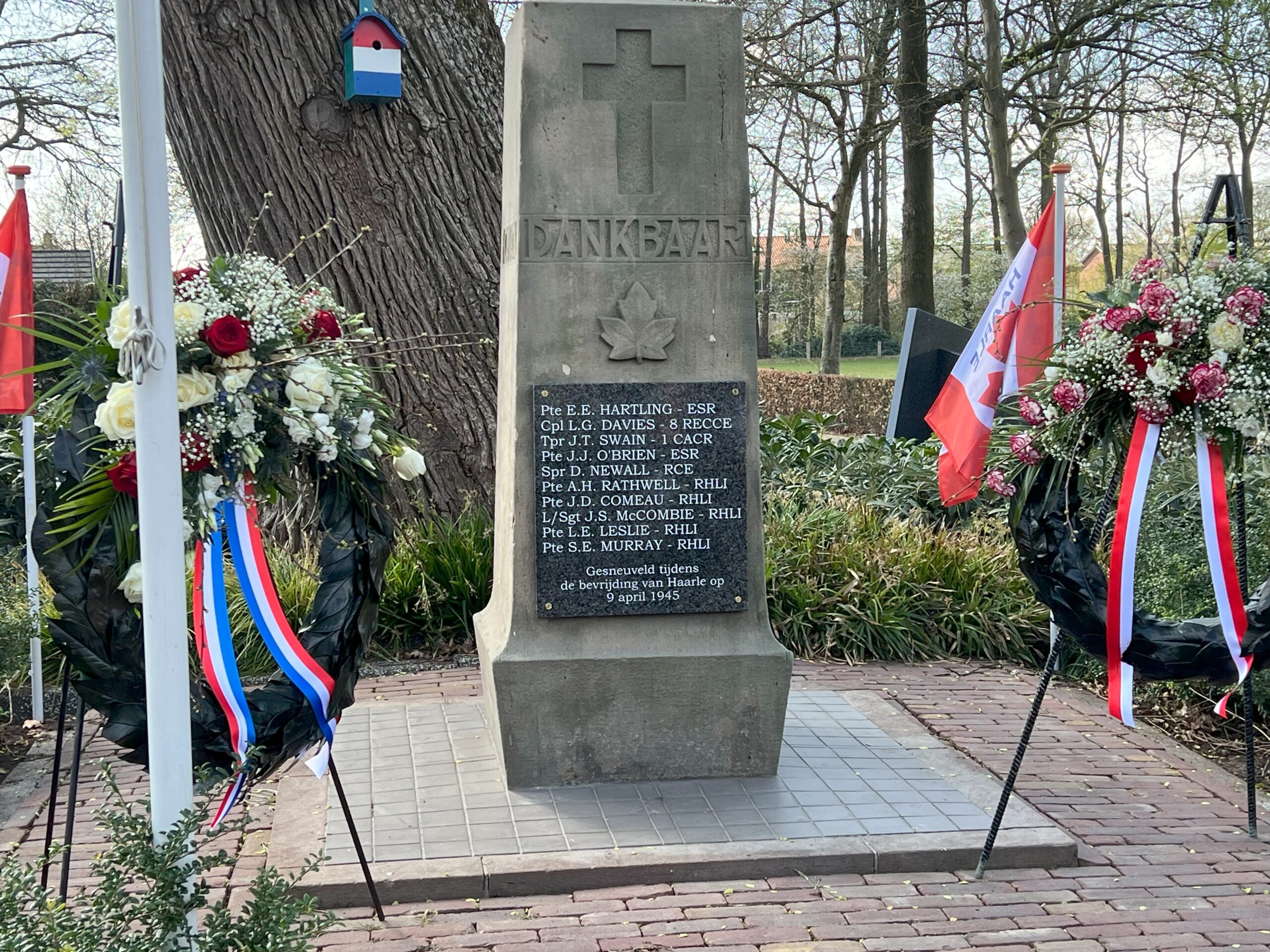 Haarle onthult nieuwe plaquette op oorlogsmonument