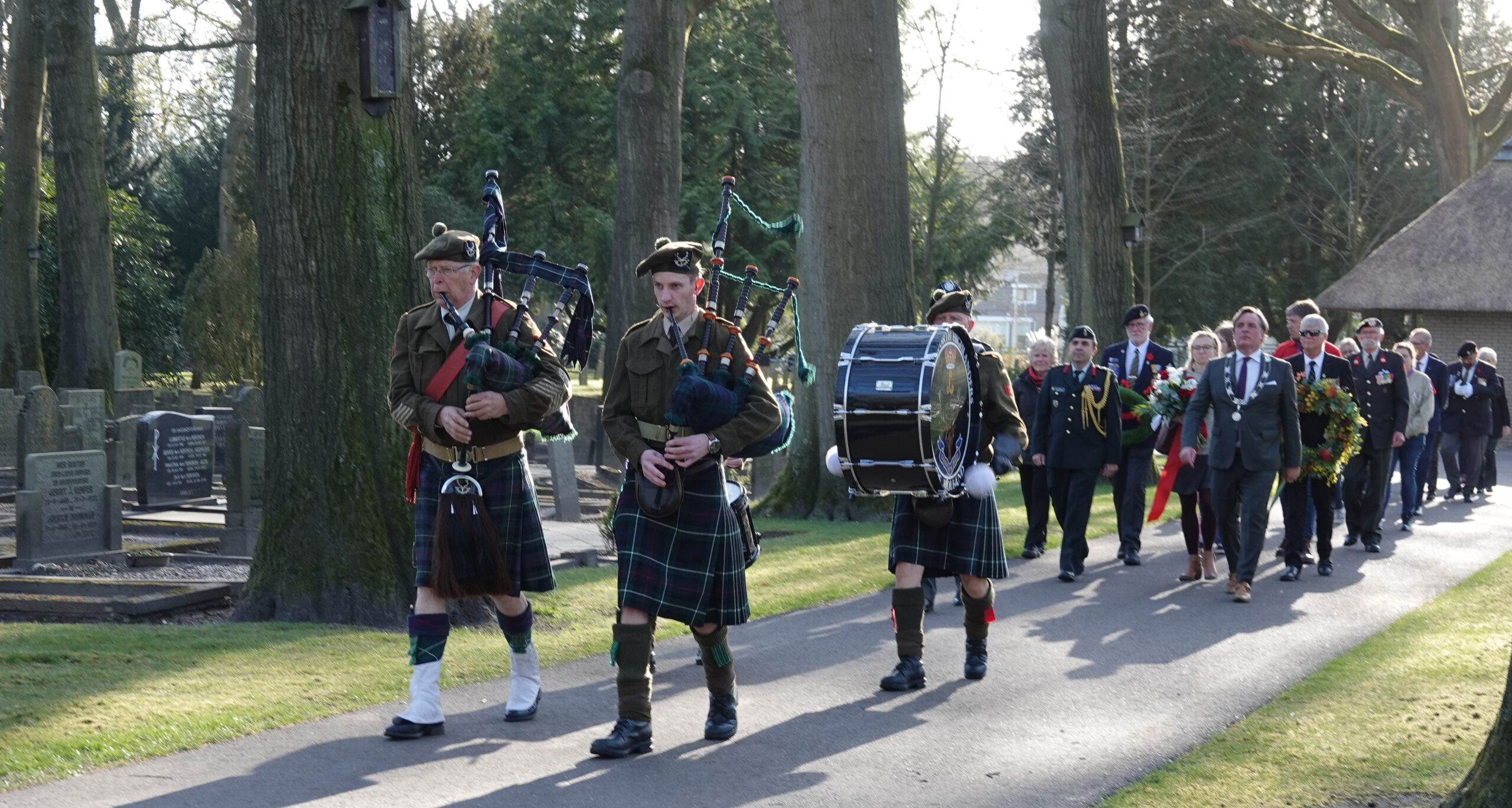Eerbetoon aan gevallenen WOII in Hellendoorn