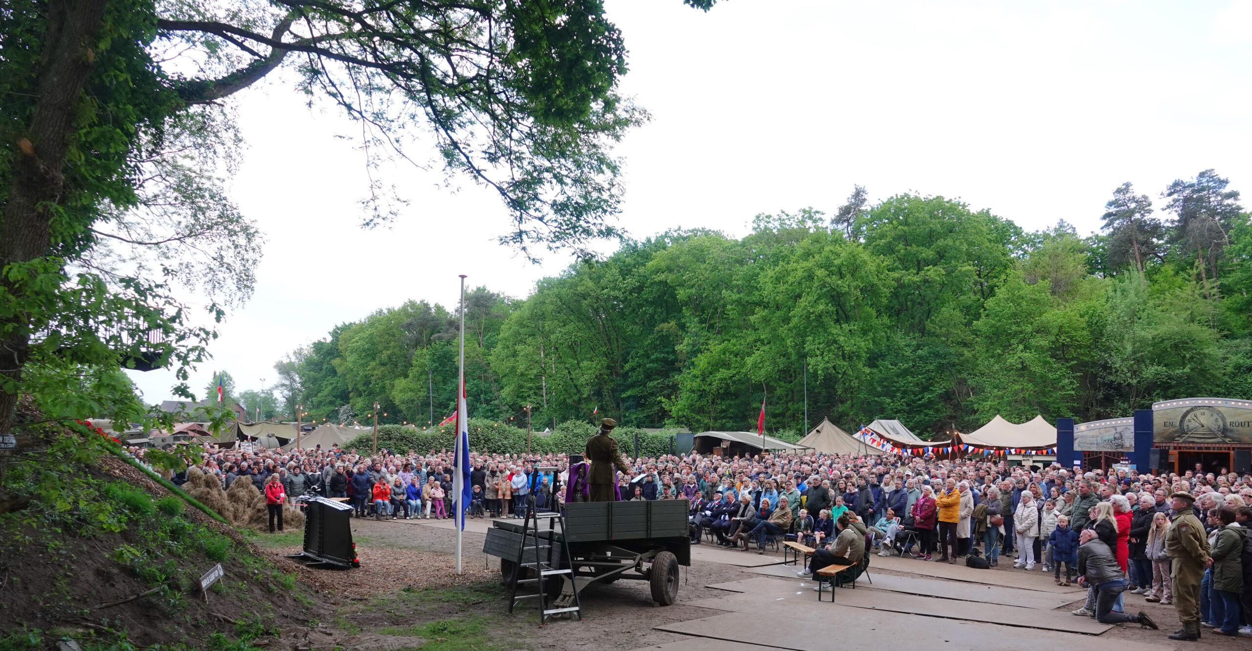 Overweldigende belangstelling bij dodenherdenking op Camp Nijverdal