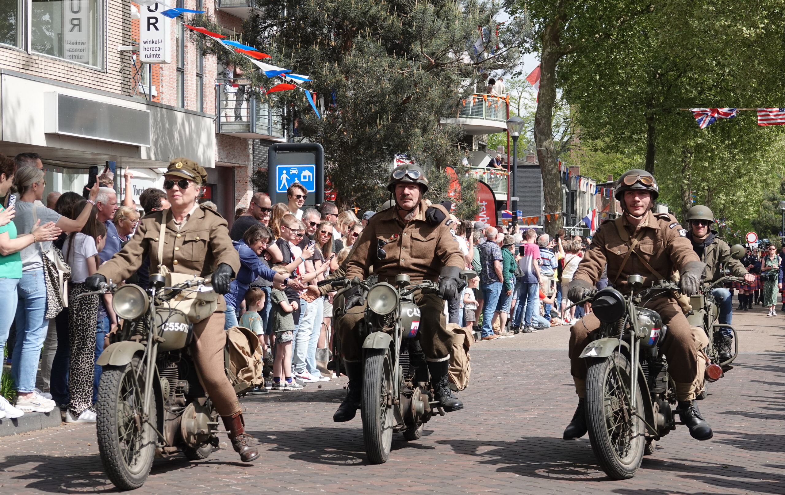 Defilé Nijverdal trekt duizenden mensen.