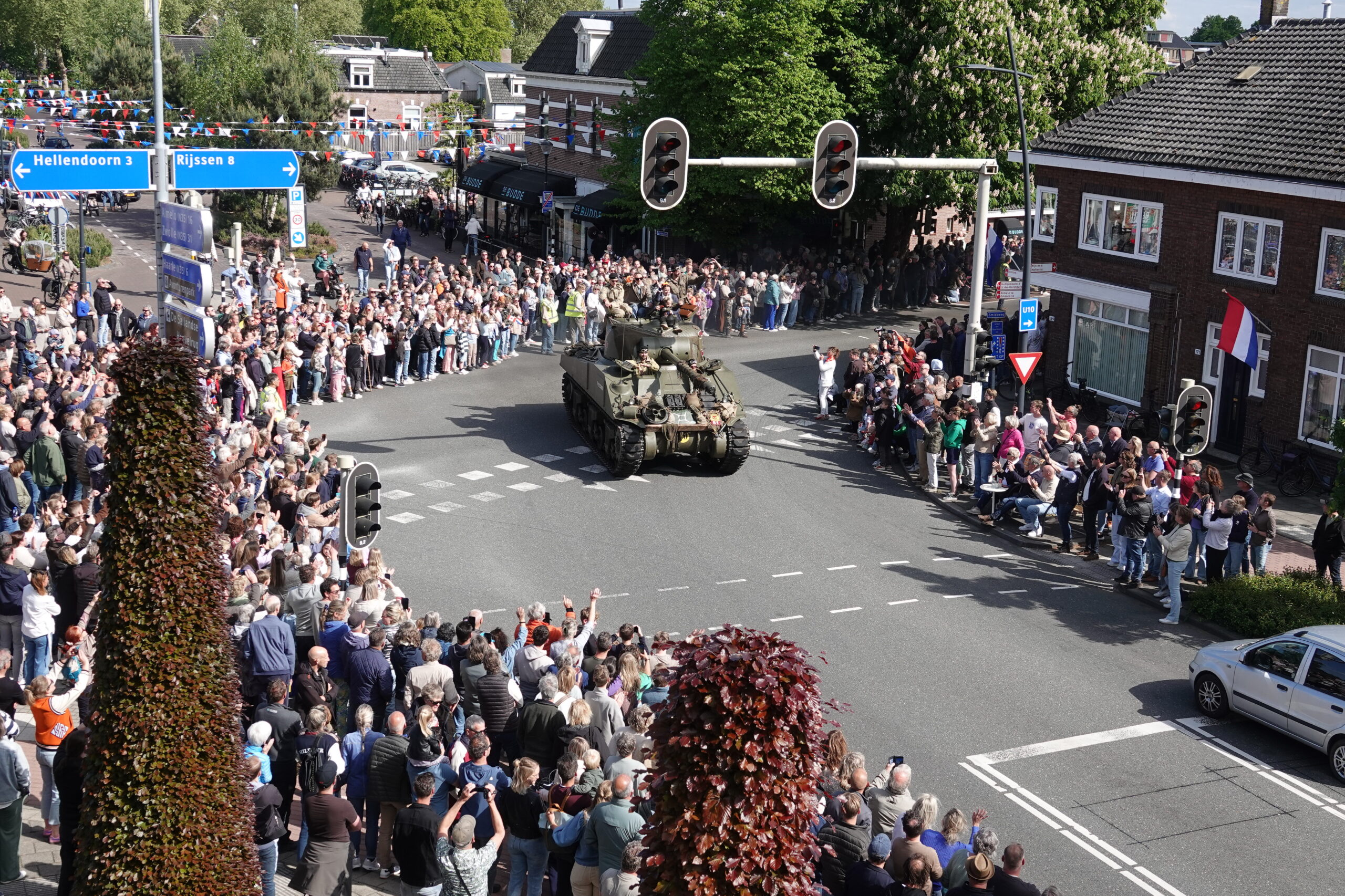 Chaos centrum Nijverdal bij doortocht Keep them Rolling