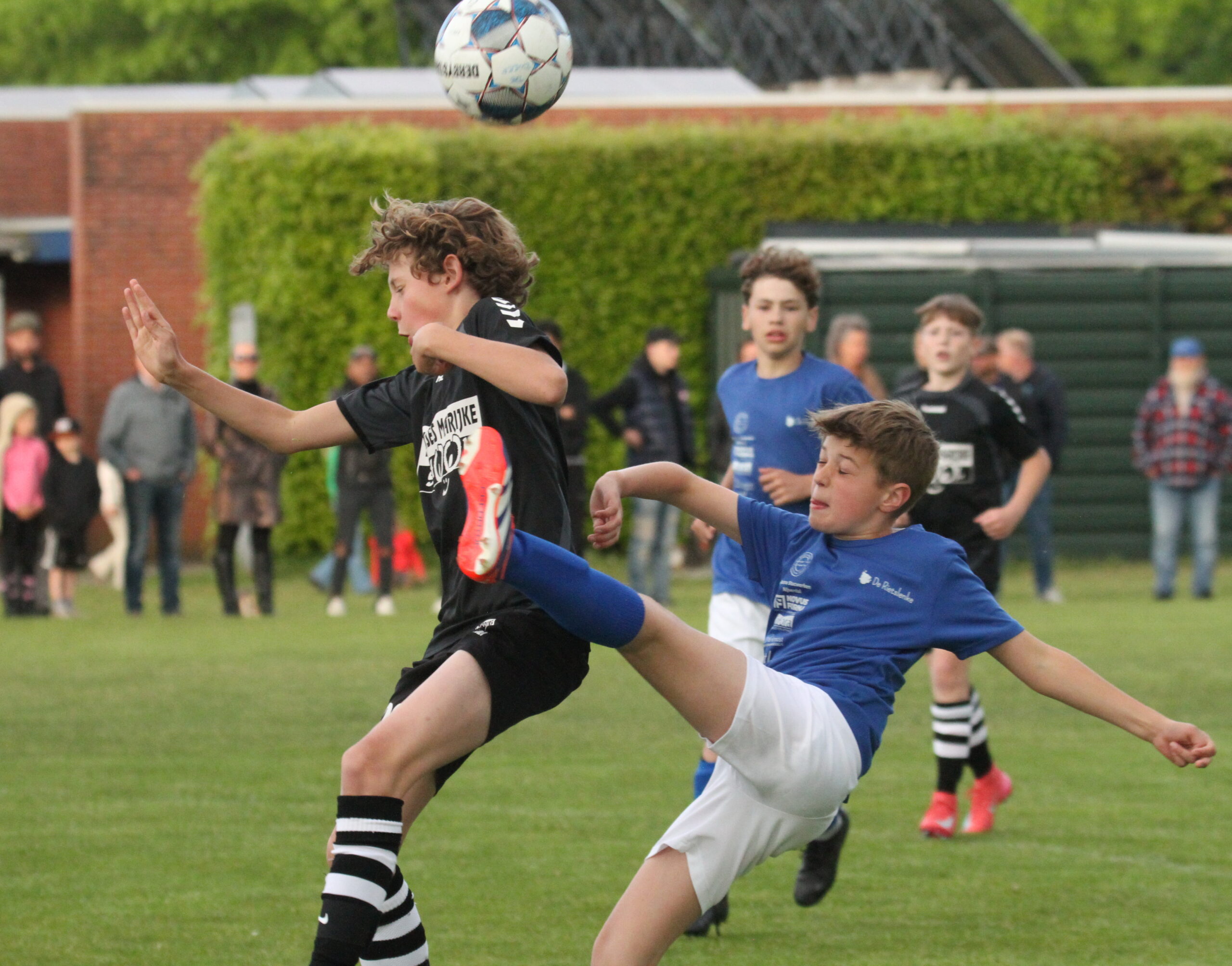 De Rietslenke en De Bongerd winnaars schoolvoetbal