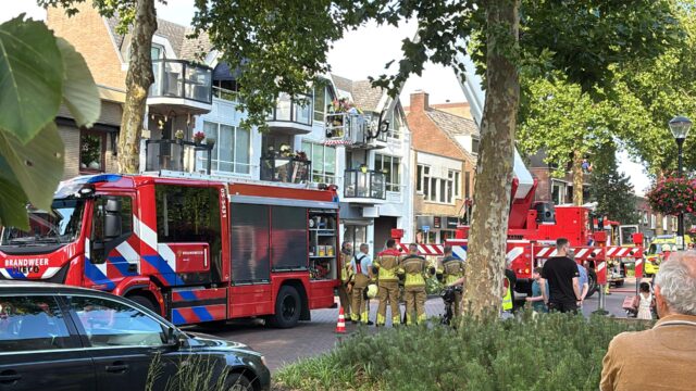 Vrouw gered met hoogwerker bij woningbrand in Nijverdal