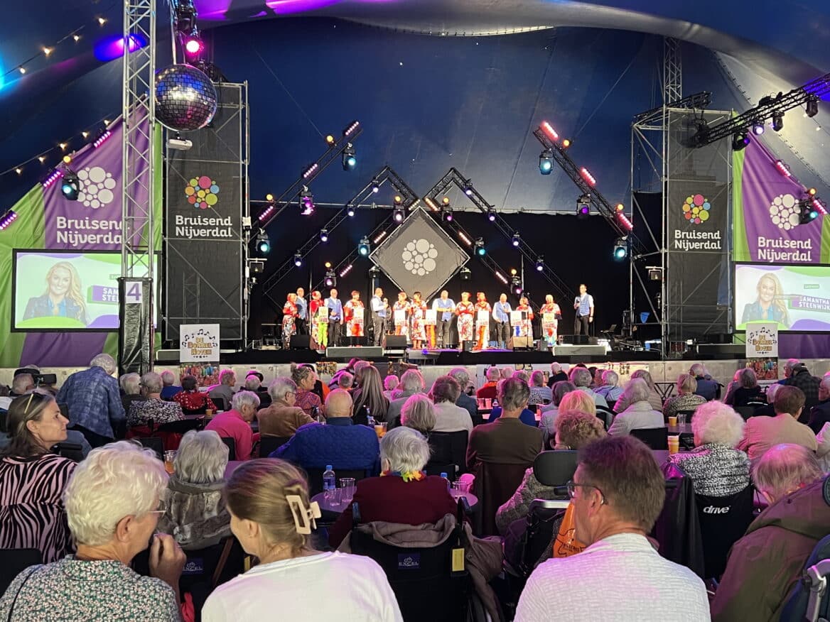 Ouderen genieten op Bruisend