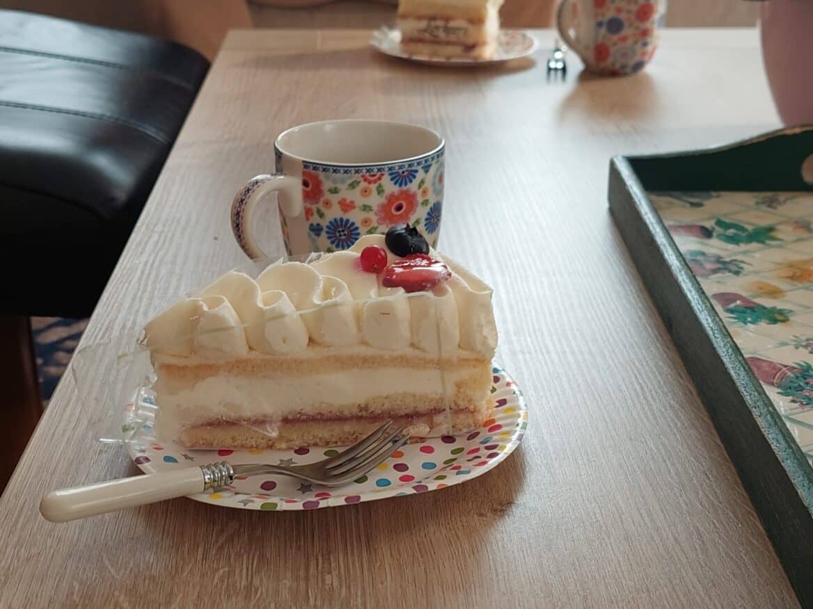 Bij iemand op bezoek met gratis gebakjes