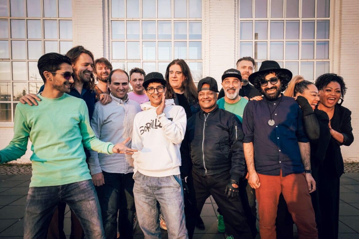 Muziekensemble ‘De Niemanders’  vertelt dinsdag 2 december het verhaal van asielzoekers in het ZINiN theater