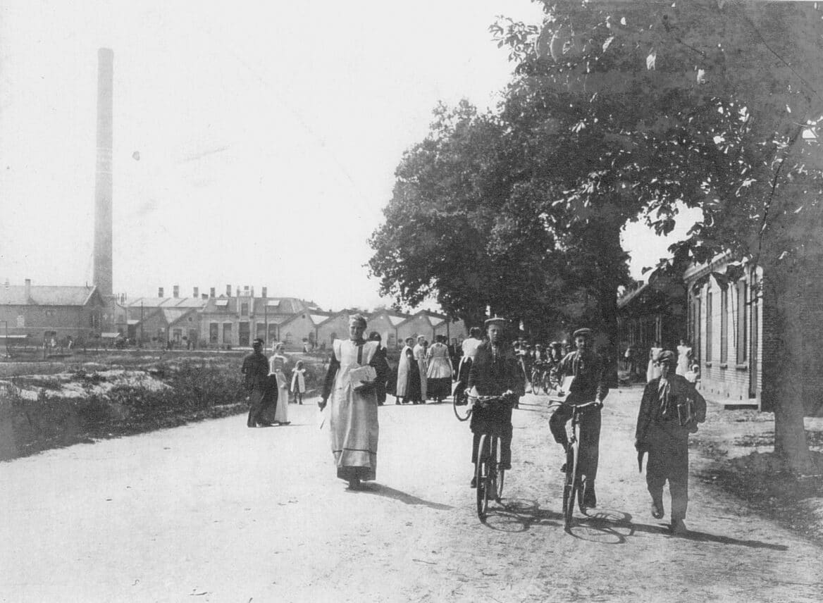 Kunstwerk De Textielarbeider stap dichterbij