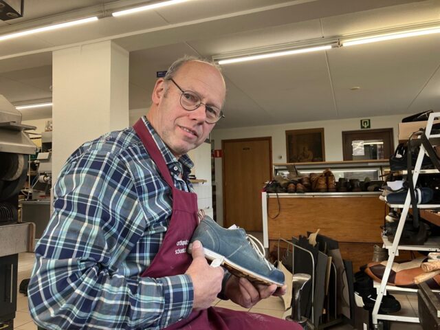 “Haast? Dat is hier verboden!” – De kalme kunst van schoenmaker Albert Leestemaker