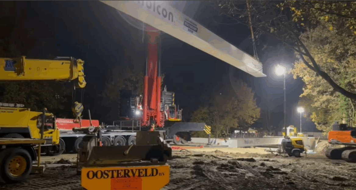 Bekijks voor leggen van liggers nieuwe brug Kerkstraat