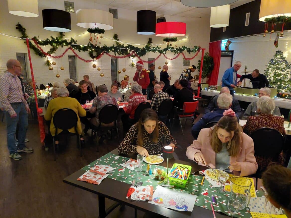 Een tafel die buren samenbrengt: Samen in Kruidenwijk. Voorbeeld van sociale verbondenheid