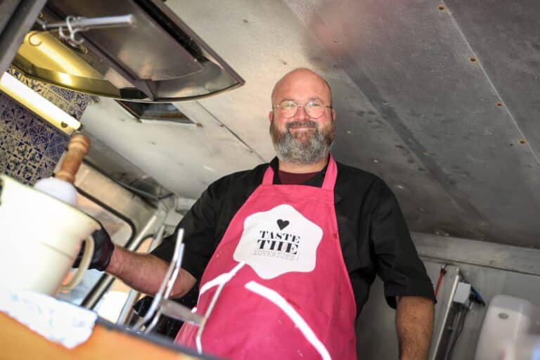 Poffertjesbakker Dirk Poffers: van hakklomp tot held van Hellendoorn