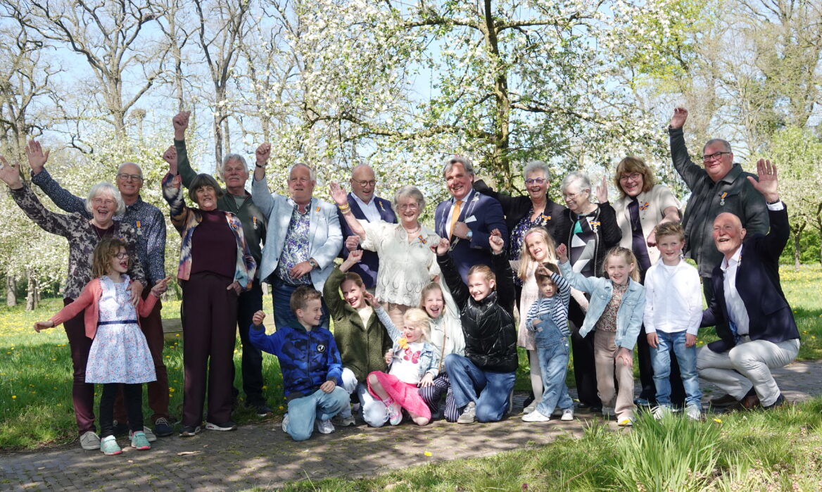 Koninklijk zonnetje schijnt voor twaalf Hellendoorners