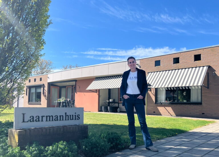 Van wondzorg naar dorpshart: Nienke verruilt medische wereld voor Haarles huiskamer